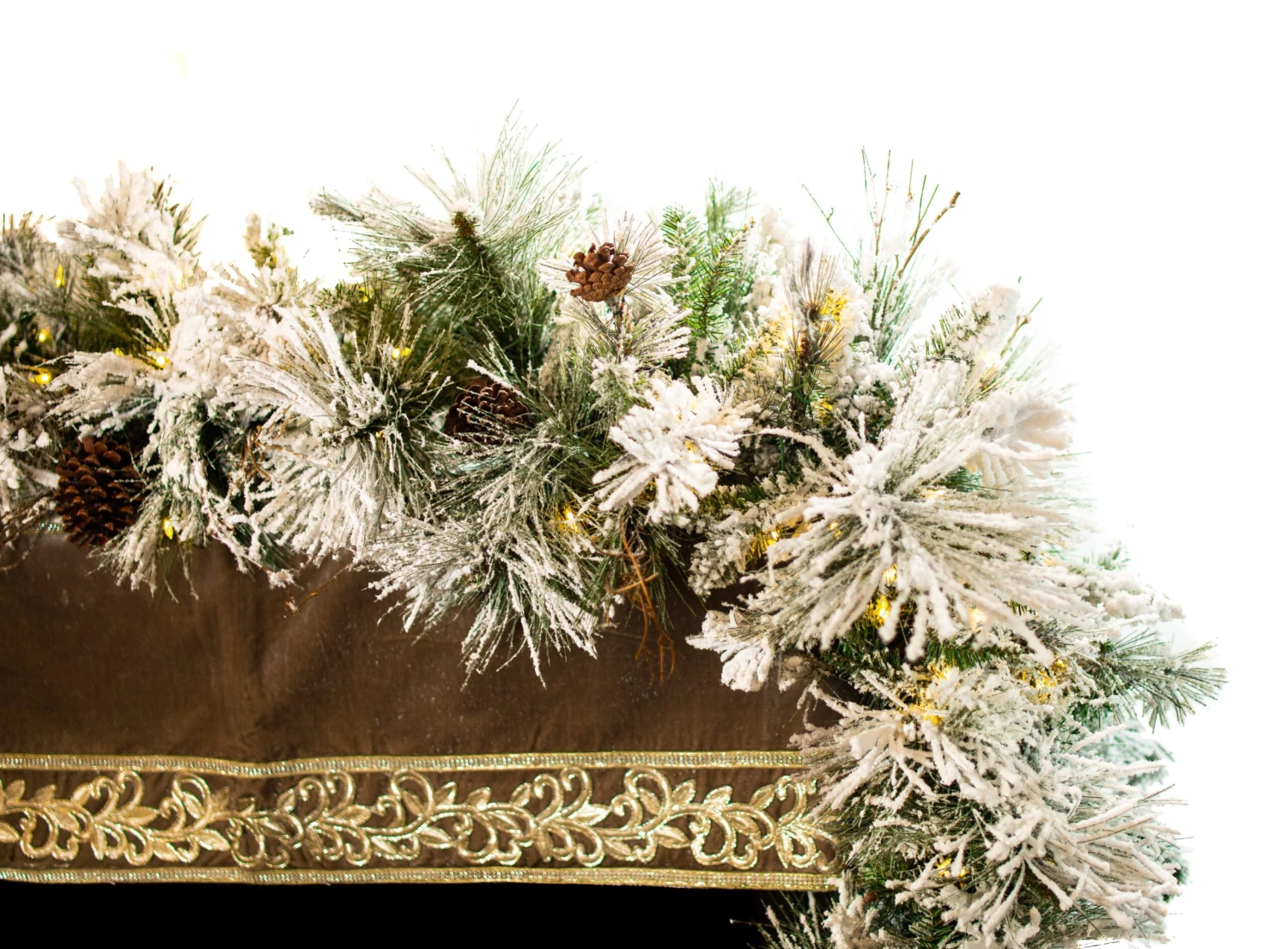 9 FT X 18" Bear Mountain Garland Pre-lit 150 Clear LED Lights - Image 4